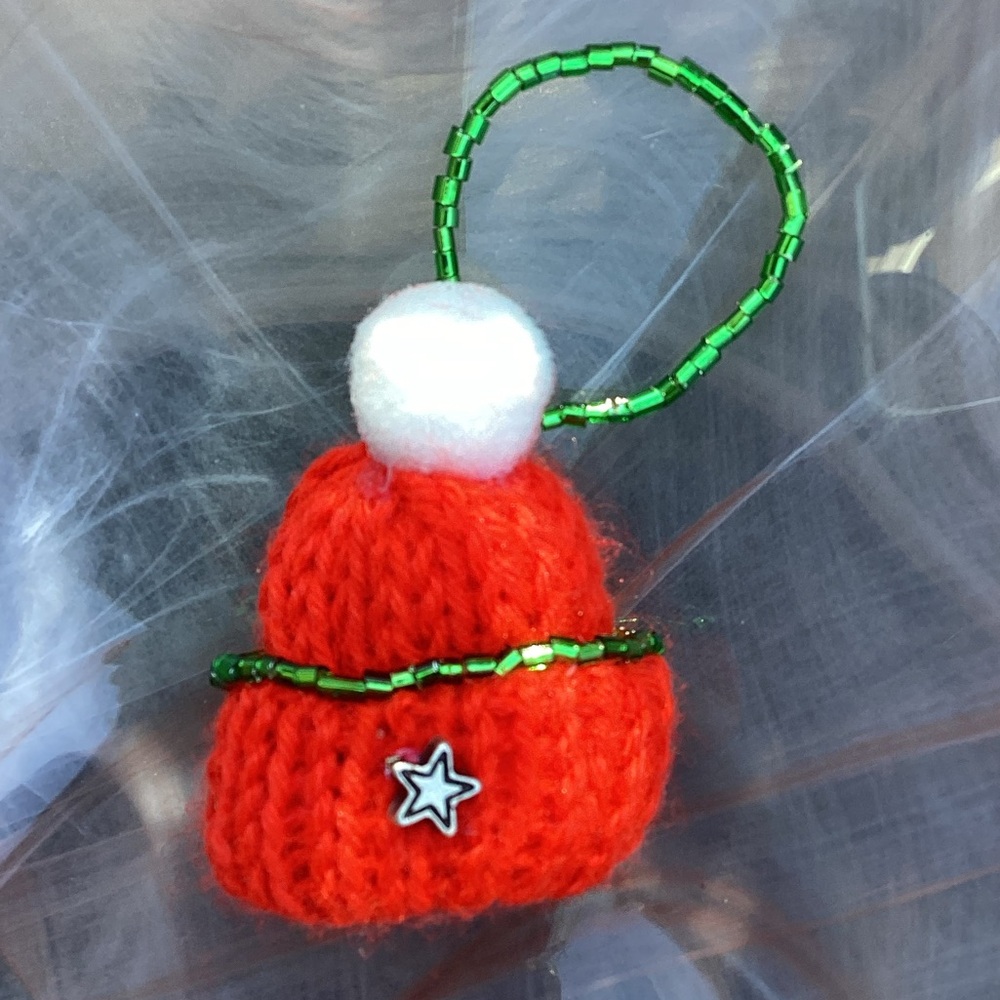 🎄Cute mini hand knit beanie hat Christmas ornament.